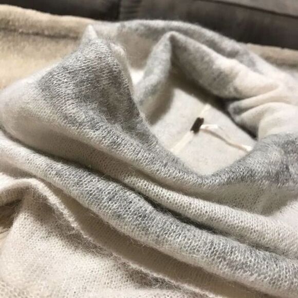 FREE PEOPLE  Alpaca Sweater Sz Small Soft. White and Grey. Cowl Neck - Picture 6 of 9